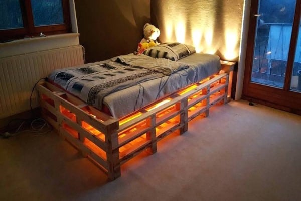 cama palets iluminada